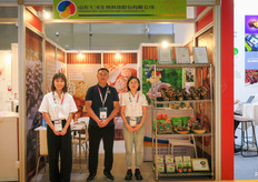Shiitake substrate logs from Chinese shiitake substrate and fresh shiitake producer Shandong Qihe Biotechnology. Qihe Biotech is a producer of mushroom substrate for shiitake, oyster and king oyster and fresh and dried mushrooms. The company exports frozen shiitake logs to global markets. On the photo Amber Zhang, Blade Liu and Alice Cui.
